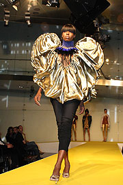 Meisterschule f&uuml;r Mode, Kollektionsschau 2010 "Africouture" (&copy;Foto: Marikka-Laila Maisel)